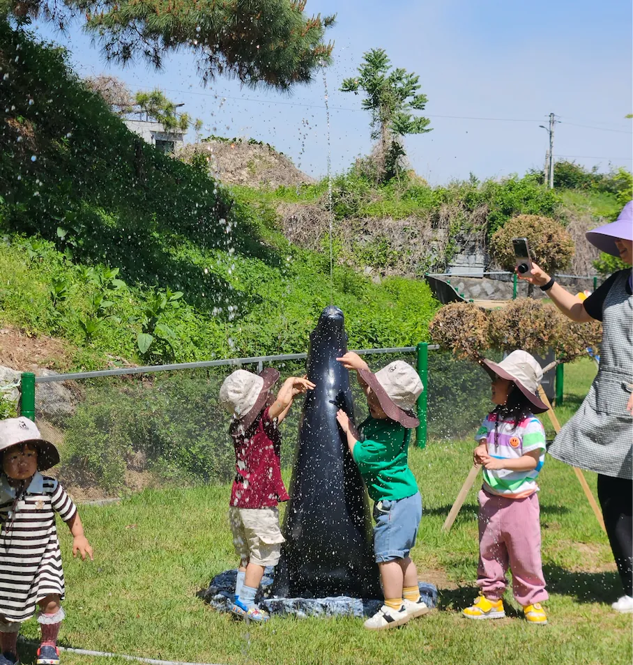 아산 숲속어린이집 여름 워터파크에서 물놀이하는 아이들