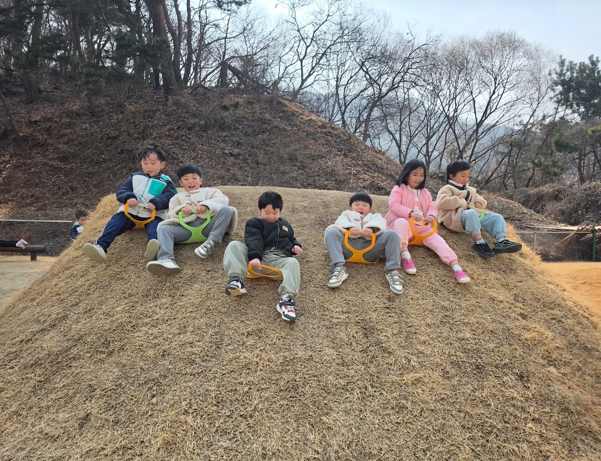 아산 숲속어린이집 겨울 눈썰매장에서 노는 아이들